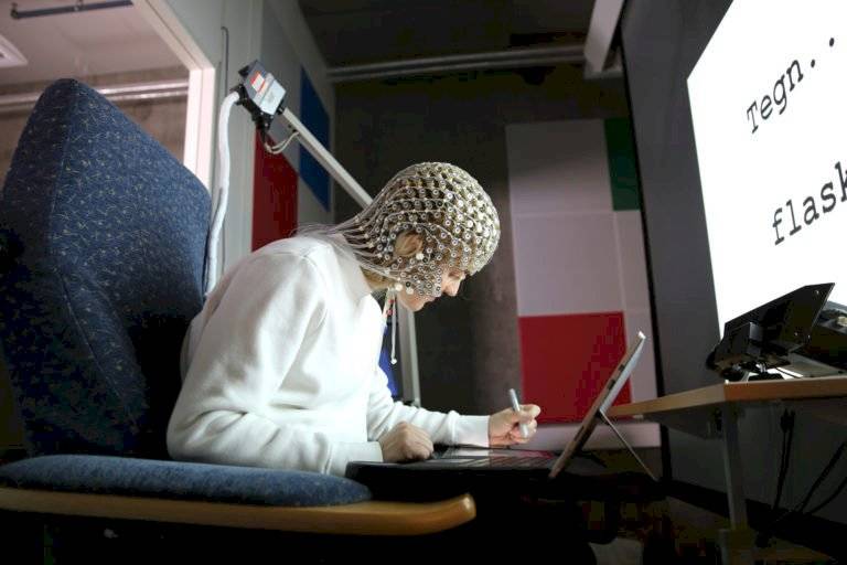 Escribir a mano ayuda al cerebro.