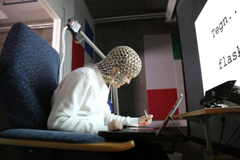  Escribir a mano ayuda al cerebro. 