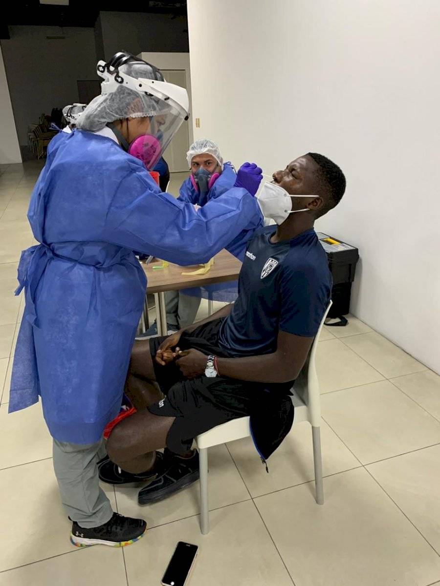 IDV haciéndose pruebas de COVID-19