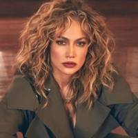 Jennifer Lopez muestra su celulitis en un coqueto vestido de seda verde esmeralda