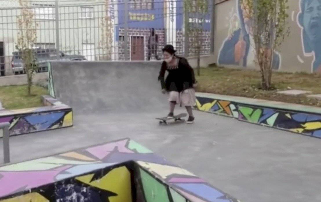 Bolivianas promueven el skateboarding y la cultura indígena
