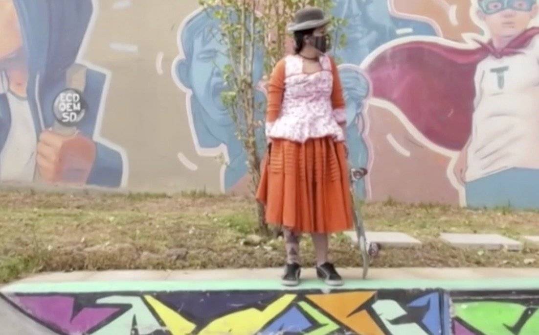 Bolivianas promueven el skateboarding y la cultura indígena