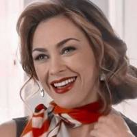 Aracely Arámbula derrocha elegancia con una falda lápiz verde esmeralda bordada con flores