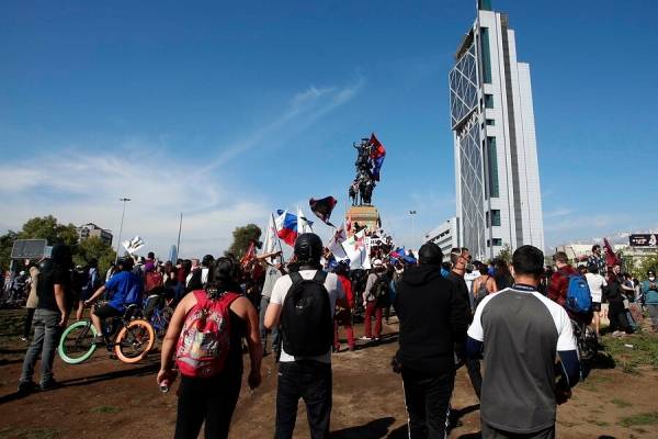 Nuevos incidentes en la Plaza Italia: "barristas" del fútbol se enfrentan con carabineros