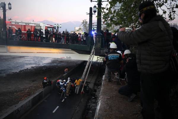 Carabineros confirmó que joven empujado por un funcionario policial al río Mapocho está detenido