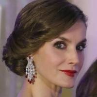 Letizia eclipsa en un vestido midi verde azulado de seda bordado en detalles florales con hilo de oro