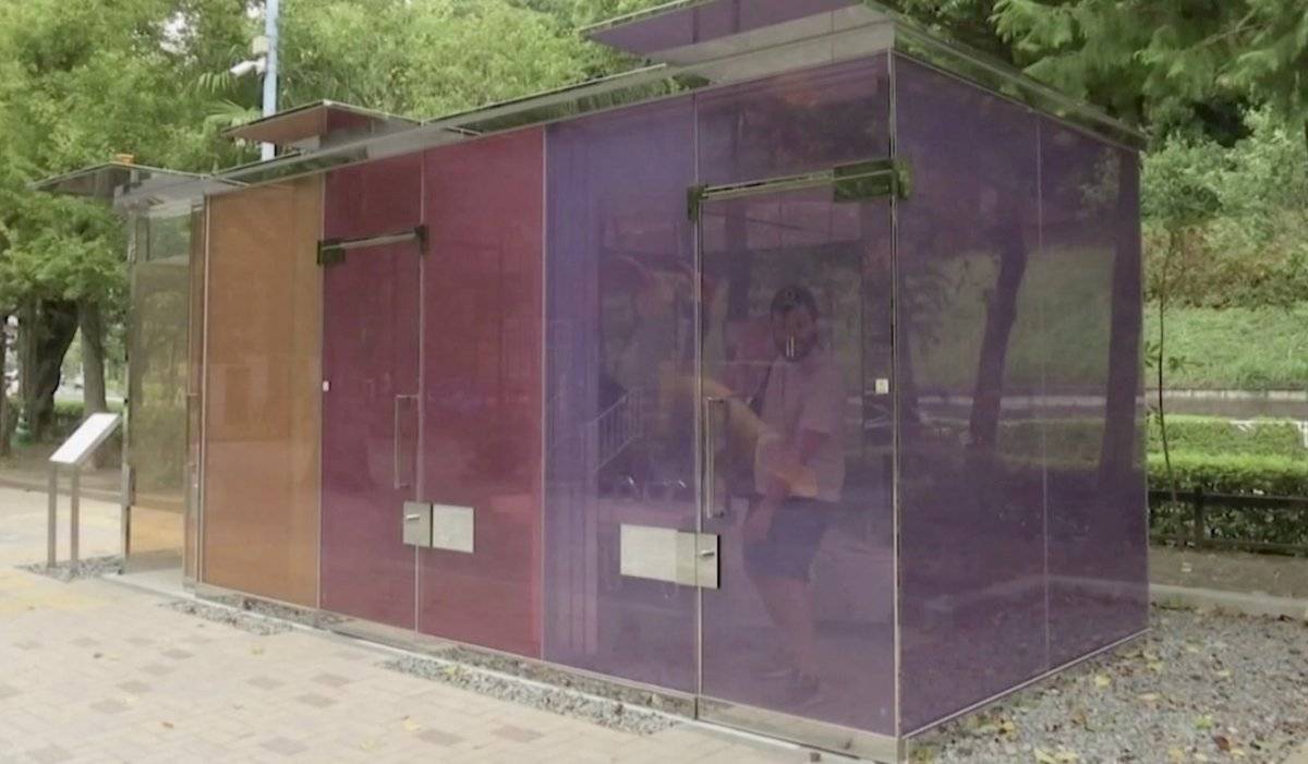 Instalan baños públicos transparentes en parques de Tokio