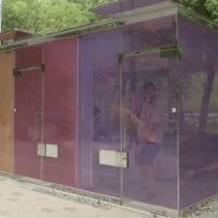 Instalan baños públicos transparentes en parques de Tokio