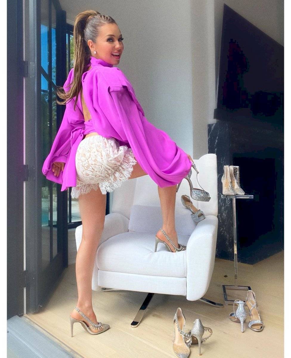 Thalia enloquece con un mini short de encaje transparente y una glamorosa blusa púrpura