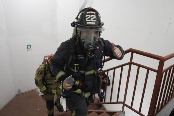 Mujer rocía azufre para alejar a perrita y se termina evacuando al edificio