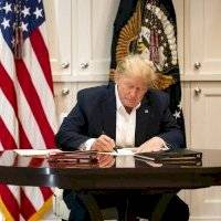 Trump aún no se encuentra fuera de peligro, reconoce su médico