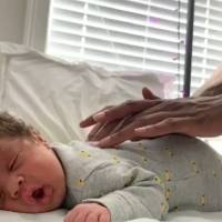Desconecta.- VÍDEO: Un bebé reacciona al masaje que le hace su padre