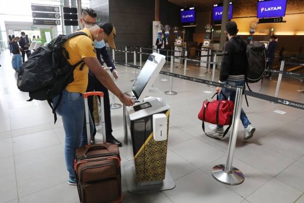 Jalón de orejas de alcaldía de Claudia López a aerolíneas por nuevos casos de viajeros con COVID
