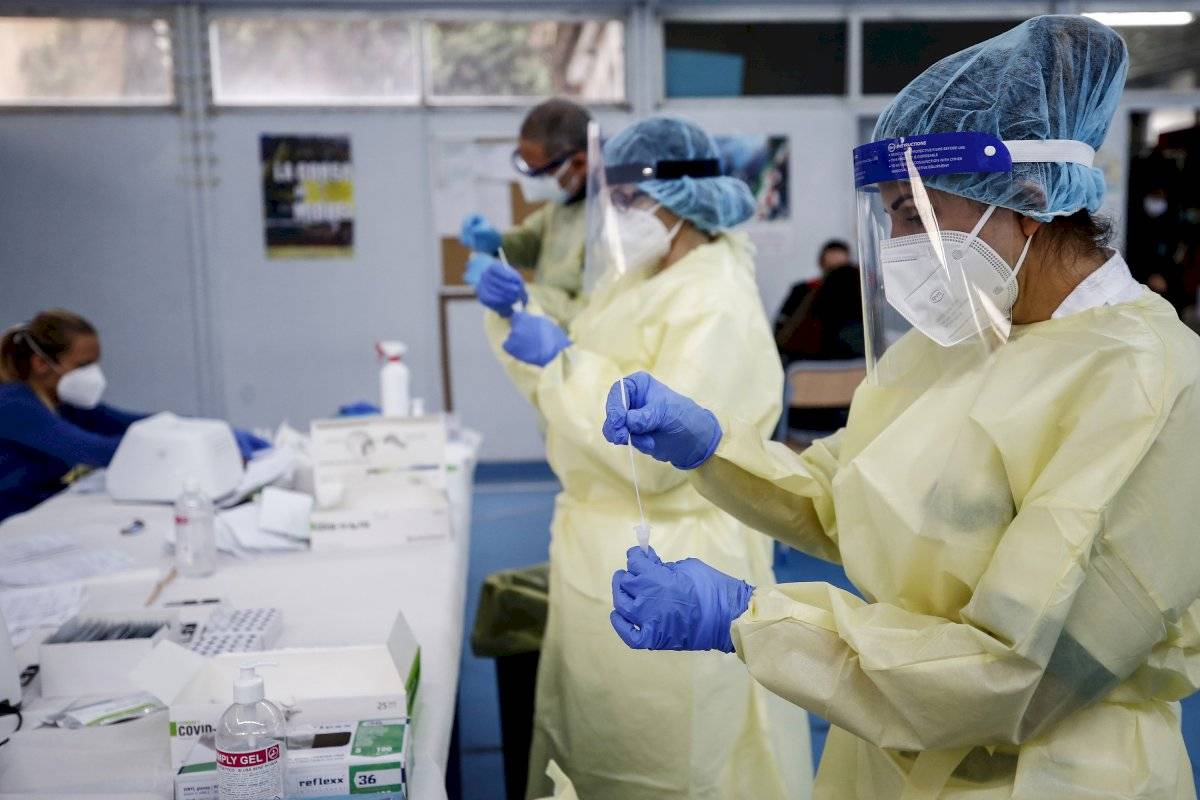 Personal médico realiza pruebas rápidas de COVID-19 en una escuela secundaria en Roma,