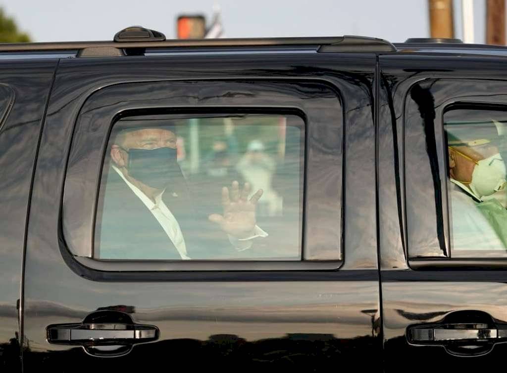 Trump salió del hospital para saludar a simpatizantes desde el auto