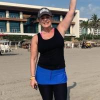Érika Buenfil fascina en la alberca y derrocha su cuerpazo al natural