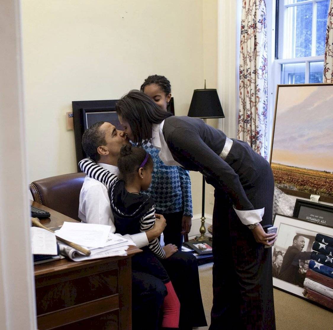 Más enamorados que nunca: Así festejan los Obama 28 años de casados
