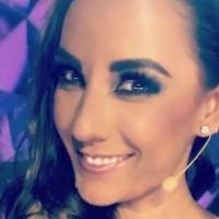 Consuelo Duval cautiva con un pantalón verde esmeralda de satén y un sexy corsé de transparencias