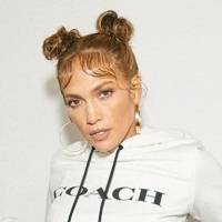 Jennifer Lopez conquista con una maxi falda de seda plisada de lunares verde lima y mini top off shoulder de terciopelo