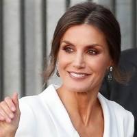 Letizia es la perfección en un vestido negro de tul bordado en hilo crudo y rosa candy que se ciñe a su delicada figura
