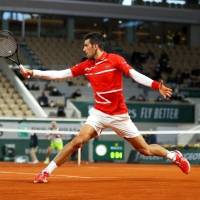 Novak Djokovic vuelve a propinar pelotazo a juez, ahora en Roland Garros