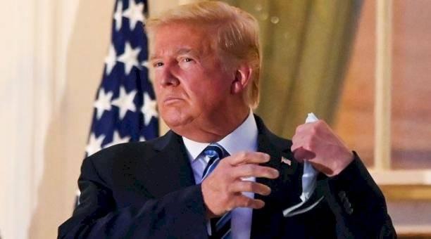 Momento en que se quita la mascarilla Donald Trump