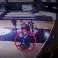 Jugador de basquetbol propina brutal golpiza a árbitro