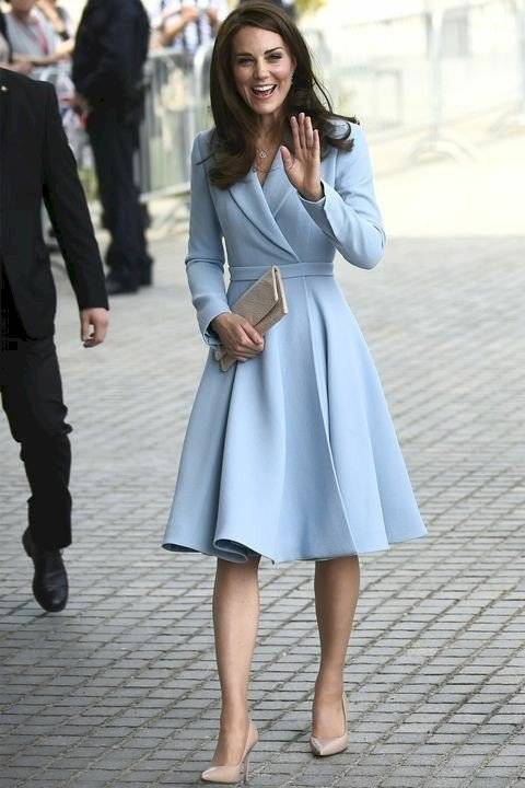 Kate Middleton luce radiante con un vestido midi verde de hilo metálico y falda plisada que la hizo ver muy juvenil