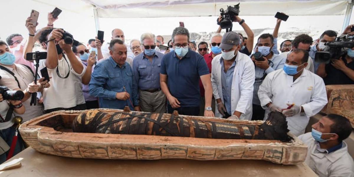 ¿Fue una buena idea? Hallaron 59 sarcófagos del antiguo Egipto y destaparon uno