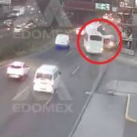 Unidad de transporte público embiste a camioneta de carga en la México-Querétaro