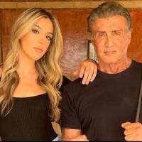 La hija de Sylvester Stallone, Sistine luce su espectacular cuerpo en un bikini negro y playera en unas vacaciones en Tulum