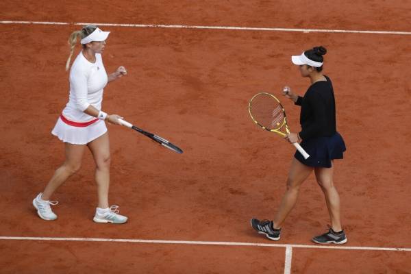 Alexa Guarachi logra histórico triunfo y avanza a semifinales en el dobles en Roland Garros