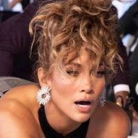 Jennifer Lopez luce espectacular con un pantalón tipo culotte y un top de malla dorada paseando en Nueva York