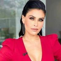 Kristal Silva hipnotiza en un mini vestido rojo con escote profundo y mangas en encaje