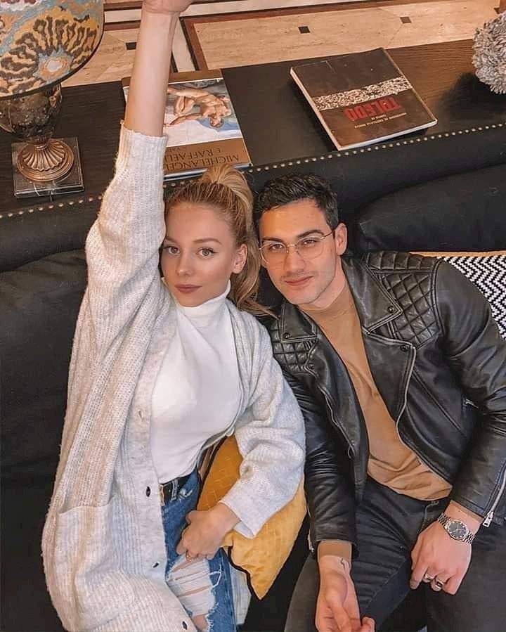 Ester Expósito y Alejandro Speitzer