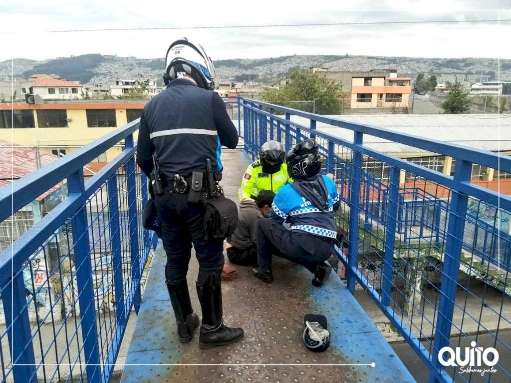 Mujer quiso saltar de un puente en el sur de Quito