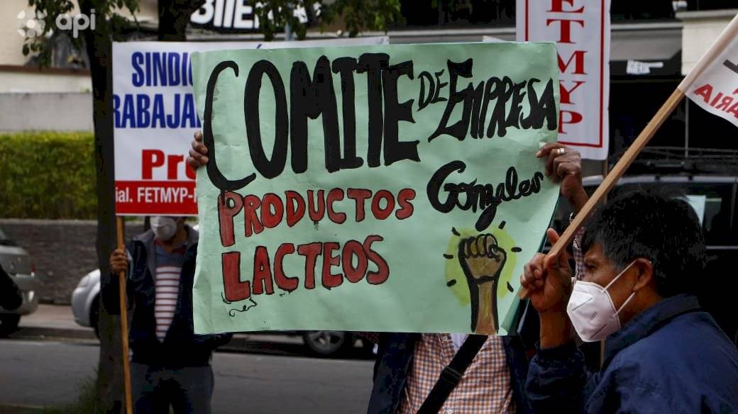 Frente Unitario de Trabajadores realizó un plantón por los miles de despidos