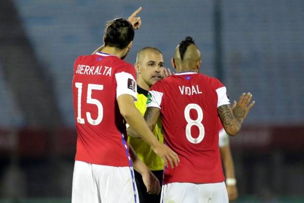 Diego Schalper y José Antonio Kast calificaron de "robo" el partido de Chile con Uruguay