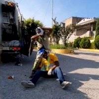 Recolectores de basura se viralizan tras ‘convertirse en luchadores’