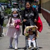 Mujeres trabajan 6.2 horas más a la semana que los hombres