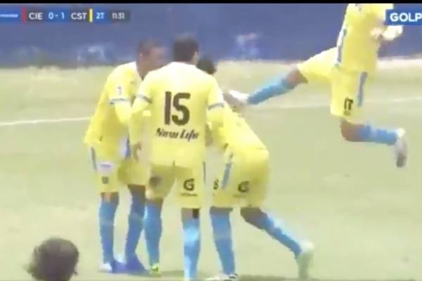 Fútbol peruano: jugador argentino le propina una tremenda patada voladora a un compañero al festejar un gol