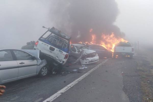 Grave accidente en Victoria: al menos dos fallecidos y siete vehículos incendiados