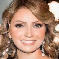 Angélica Rivera deslumbra en una falda lápiz blanca y una blusa de gasa roja exquisita