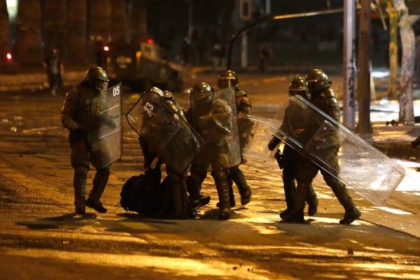 Carabineros informó al menos seis detenidos tras la manifestación en Plaza Italia