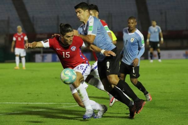 Luis Suárez le gritó el gol en la cara y le dedicó un gesto humillante a Francisco Sierralta