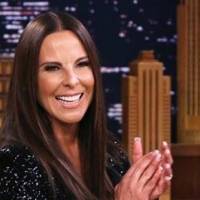 Kate del Castillo arma un perfecto look casual con un jean a la cadera y un blazer blanco elegante