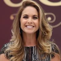 Lucero es toda una diva en un vestido dorado con falda plisada que la hizo brillar como una diosa egipcia