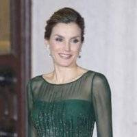 La reina Letizia es ejemplo de elegancia con un pantalón palazzo a la cintura y una blusa off shoulder de seda blanca
