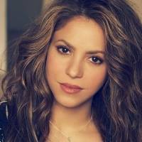 Shakira luce hermosa y se sonroja ante el elogio del príncipe William al revelarle que vio su video patinando