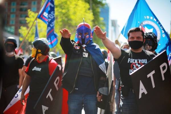 ¿Con un saludo a lo Hitler? Marcha del Rechazo y en apoyo a Carabineros se realizó este sábado en Las Condes